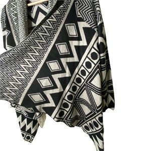 Trendy Geometrical Shrug Size Small for Women, warm and cozy